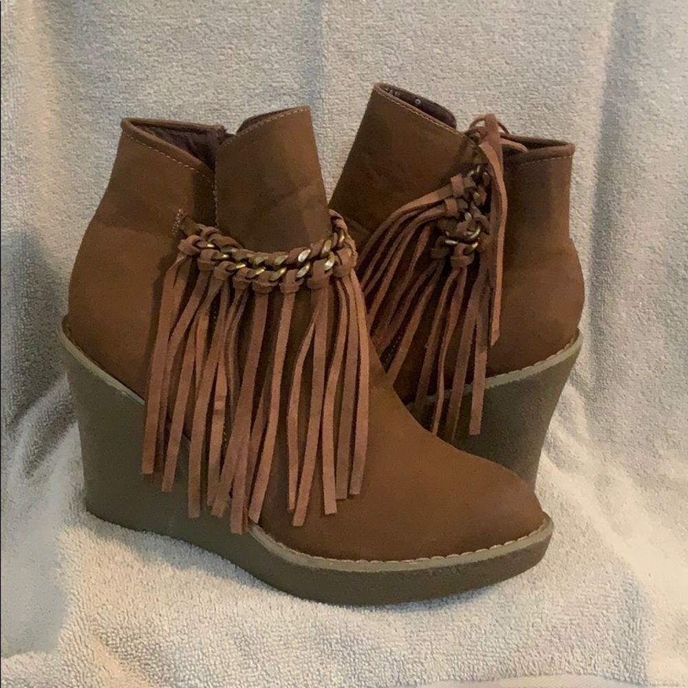 Wedge ankle fringe boot